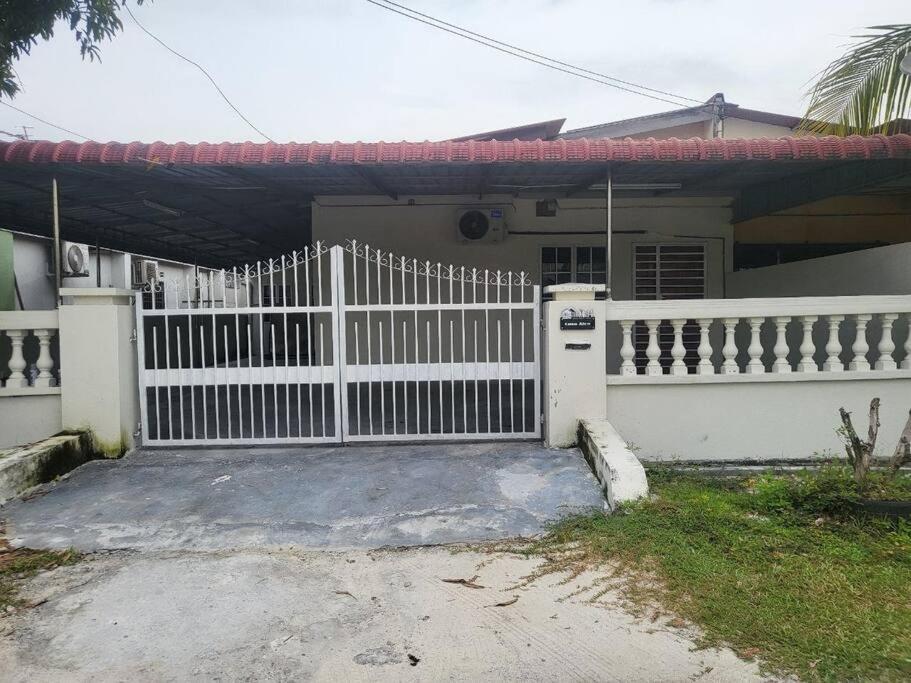 Kampong Kepayang Casa Aira Cozy & Comfy Home מראה חיצוני תמונה